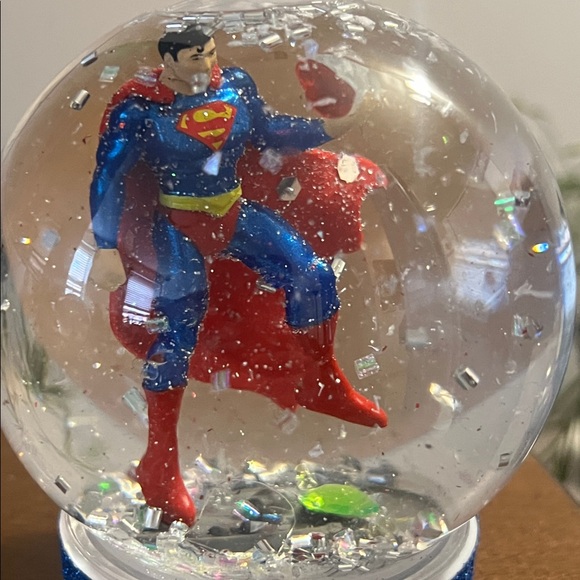 SUPERMAN Snow Globe - Picture 2 of 16